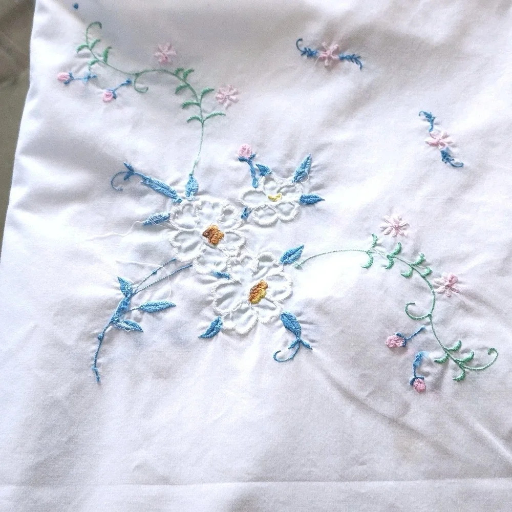 80's Vintage Embroidered White Floral Square Tablecloth with Lace Trim 6 Napkins